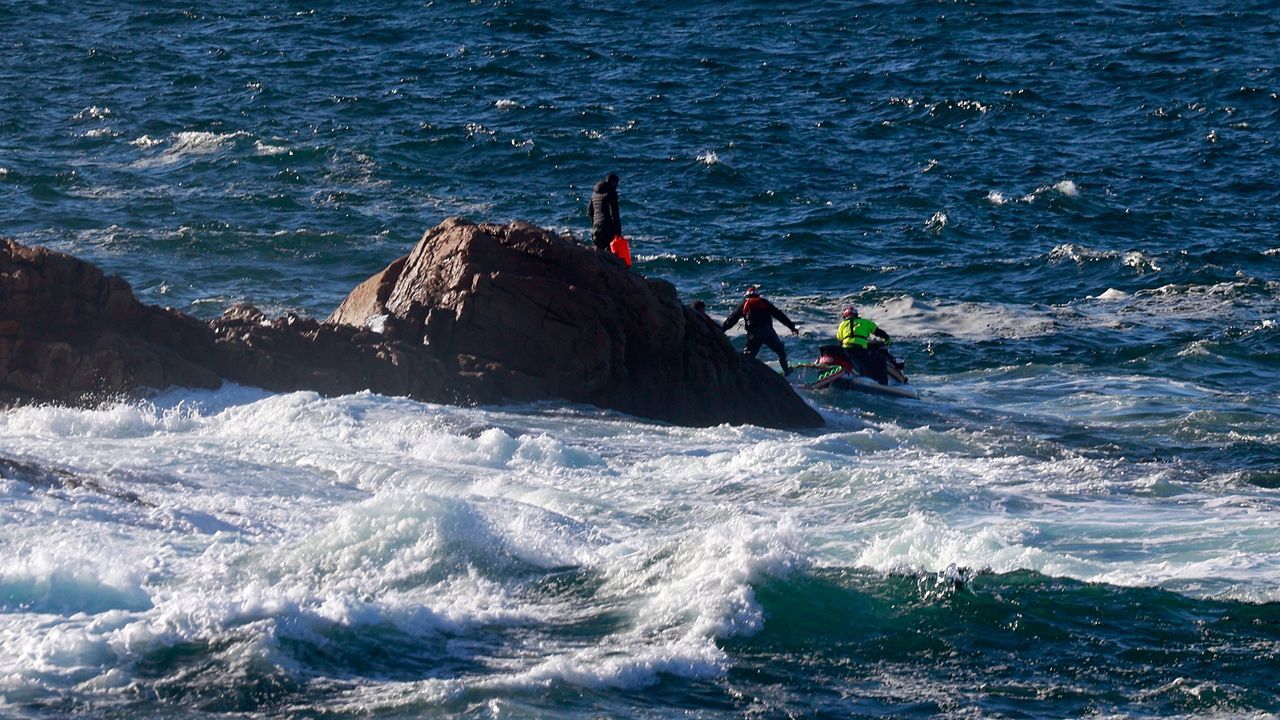 Dos pescadores quedan atrapados al subir la marea y provocan un amplio despliegue de rescate en A Coruña