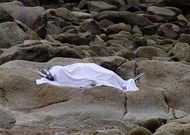 El hombre, vecino de Gondomar, fue cubierto con una s�bana en el lugar donde fue localizado.