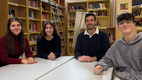 Jos� Manuel Dom�nguez, segundo por la izquierda, junto a In�s, Aroa y James, del equipo de debate.