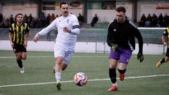 Tiago Mendes en una de las ocasiones para los locales en el Club do Mar-Tordoia