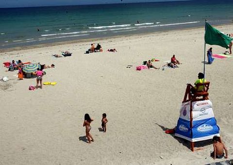 Un socorrista vigila la playa de Remior, en Barreiros.