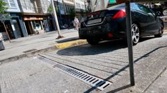 Alcantarillado de la entrada del p�rking del Cant�n con la calle da Igrexa, en una imagen tomada este martes.