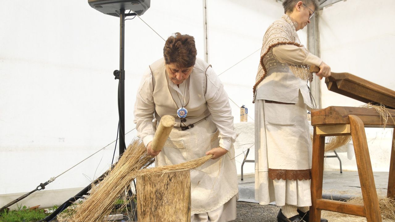 El trabajo con el lino de las Mulleres de Insua de Vilalba cautiva a la Fundación Adolfo Domínguez