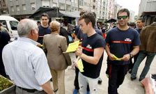 Los bomberos en una de sus �ltimas acciones reivindicativas en la feria de Chantada.