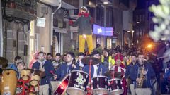 Imagen de archivo del entierro del Felipe en Ribeira, con la calle llena de gente durante el desfile.