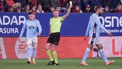 Alejandro Hern�ndez Hern�ndez muestra una amarilla a Borja Iglesias en el Osasuna-Celta.