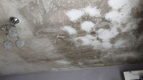 Estado en el que se encuentran varios de los pisos afectados por las humedades en los n�meros 15, 17, 19, y 21 de la calle Ribeira Sacra en Novo Mesoiro