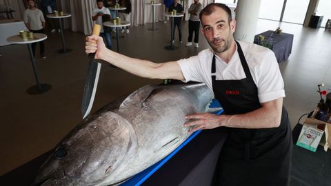 El chef Javier Prez Freire despiez el ejemplar de ms de 100 kilos en el primer ronqueo de atn rojo celebrado en A Corua