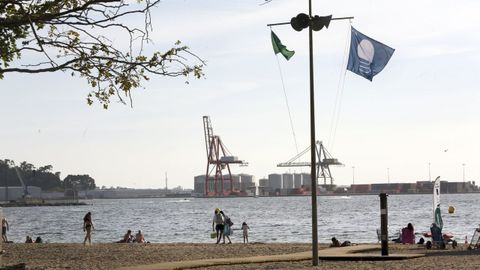 Las jóvenes empezaron a perder el control del barco a pedales en las inmediaciones del muelle comercial de Vilagarcía