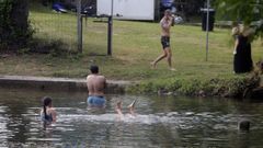 Club fluvial de Monforte, ba�o en el r�o Cabe