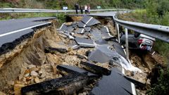Hundimiento de la carretera EP-0017 en Campa�� (Pontevedra)