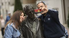 Turistas se fotografan con la estatua de Woody Allen, en Oviedo