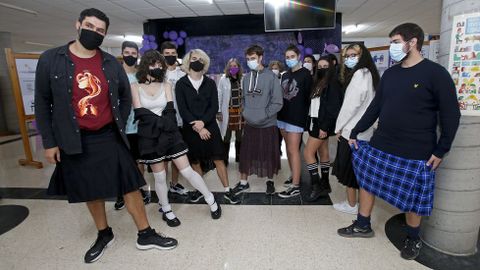 Alumnos del IES Johan Carballeira (Bueu) acudieron al centro con falda tras una polmica en Bilbao por un joven que llevaba esta prenda a clase. Este centro gallego tiene 10 contratos programa, entre ellos el de Iguala-T sobre la educacin en igualdad