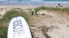 Material de socorrismo en la playa de Esmelle durante la campa�a del pasado verano.