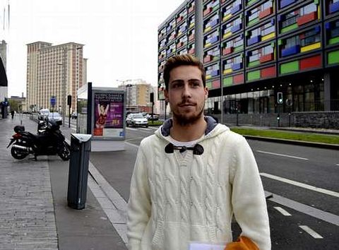 <span lang= es-es >Gran Orden y Carballeira</span>. Hirosuke Matsui recibe de Jos� Manuel Pato el diploma que acredita su pertenencia a la Gran Orden Gastron�mica Costa da Morte, as� como informaci�n de la Carballeira de Zas. Matsui, adem�s, eligi� el top�nimo de este municipio para dar nombre a una importadora.