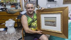 Andr�s Hurtado, un vecino de Murcia, muestra el cuadro del pintor valenciano Joaqu�n Sorolla que encontr� en la calle