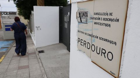 Placa de cer�mica elaborada por Burelarte y situada en el cierre de entrada del IES Perdouro de Burela