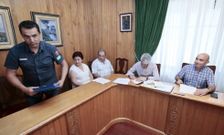 El portavoz del PSOE, de pie, en el momento de abandonar, ante la mirada del alcalde. 