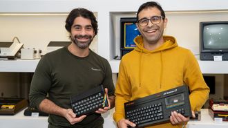 Galo e Jacobo Martínez posan coa ZX Spectrum, o ordenador para o que Fran Morell creou os seus videoxogos.