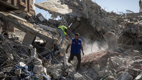 Rescatistas en el edificio derrumbado en Gaza.