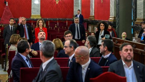 Los lderes independentistas, excepto Oriol Junqueras y Santi Vila, saludan a Torra antes del inicio del juicio