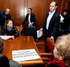 Fole recibi� ayer a los adjudicatarios de los pisos.