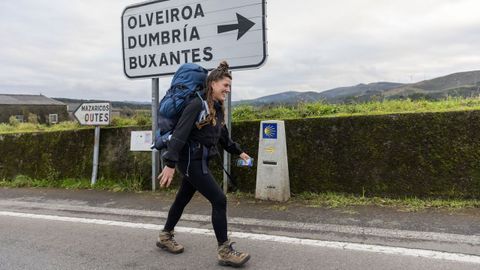 Una peregrina a su paso por Dumbr�a.