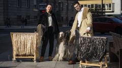 Essie y Brais, caracterizados de Nacho Sarria y su mujer Yeni, junto a los verdaderos y a los ficticios galgos afganos Trist�n y Lolo.