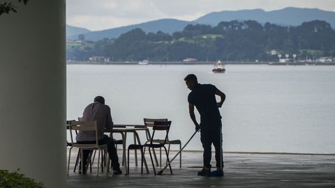 Imagen de archivo de un camarero trabajando en Santander.