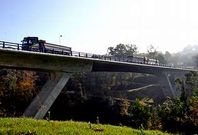 Los t�cnicos realizaron una prueba con camiones en el puente de Monte Porreiro hace d�as.