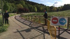 Agentes de la Polic�a Locak colocan cintas y vallas para evitar que la gente se cruce en el paseo fluvial de Chantada