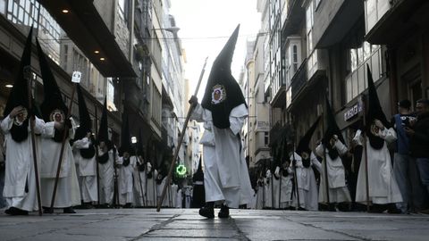 Procesi�n de la Cofrad�a de la Soledad en el Martes Santo de Ferrol.