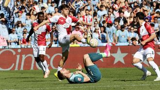 Javi Rodr�guez gan�ndole una acci�n a Lucas Boy� durante la primera parte del Celta-Alav�s