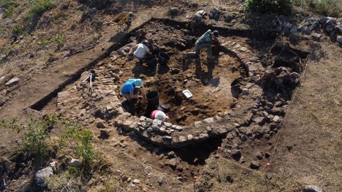 En la imagen, una casa castrexa excavada en la croa del castro de Esmelle