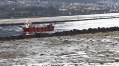 Barco de la lonja de Campelo realizando arados del banco marisquero en el tramo final del canal del L�rez, en la r�a de Pontevedra