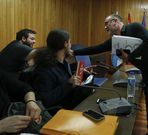 El portavoz del BNG, estrechando la mano al alcalde. 