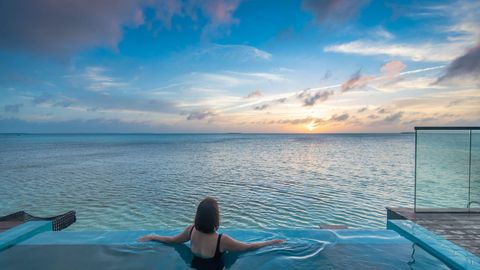 Las water villa del Hotel Playa Luxury cuentan con piscina privada y acceso directo al mar