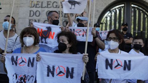 Protesta de plataformas contra los e�licos, convocada por Monfero di non, ante la Delegaci�n del Gobierno en Galicia, en A Coru�a, el jueves