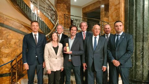 Joan Monr�s, sujetando el galard�n de la Fundaci�n Banco Sabadell a la investigaci�n econ�mica