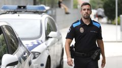 El agente Javier Pad�n en la comisar�a de Cangas