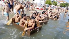 La tradicional regata de barca�os toma la playa de A Covacha de Carril