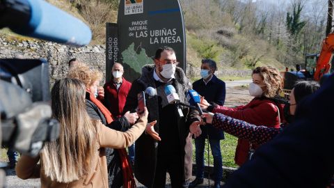 El presidente asturiano, Adri�n Barb�n, en una visita a la senda del oso