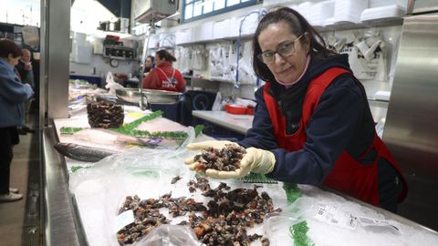 Roc�o Soto, este s�bado, en el puesto de Peixes Niki, donde solo despach� tres mariscos: percebe, camar�n y vieiras