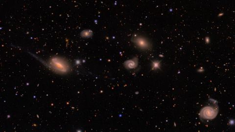 magen de DECam de un campo en la constelaci�n austral de Lepus que muestra estrellas de la V�a L�ctea (peque�os puntos de colores) y un grupo de galaxias (los objetos difusos de mayor tama�o) situado a unos 300 millones de a�os luz.