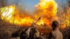 Militares ucranianos disparan un ca��n  M-46 de 130 en una l�nea del frente sin identificar.