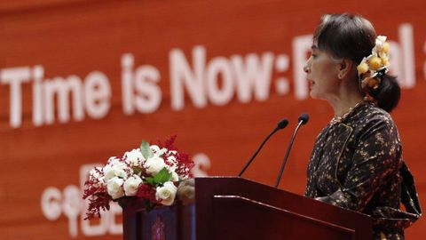 La consejera de Estado de Birmania, Aung San Suu Kyi, pronuncia un discurso durante la ceremonia del D�a Internacional de la Mujer