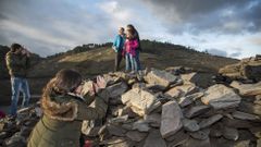 Turistas en Castro Candaz, en el tramo del Mi�o que pasa por Taboada