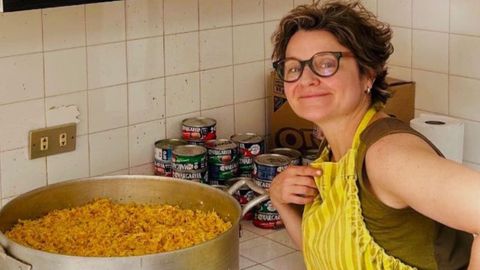 martha.Martha Bellas, residente en A Coru�a de origen venezolano, se encuentra en el municipio de El Hatillo, desde donde colabora preparando comida mientras no consigue regresar a Galicia