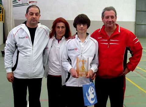 Gabriel, con el trofeo de campe�n, junto al resto de la delegaci�n del Club Castelarco en el campeonato.
