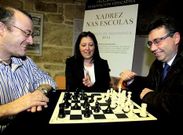 El profesor Vidal juega contra el alcalde bajo la mirada de la concejala.